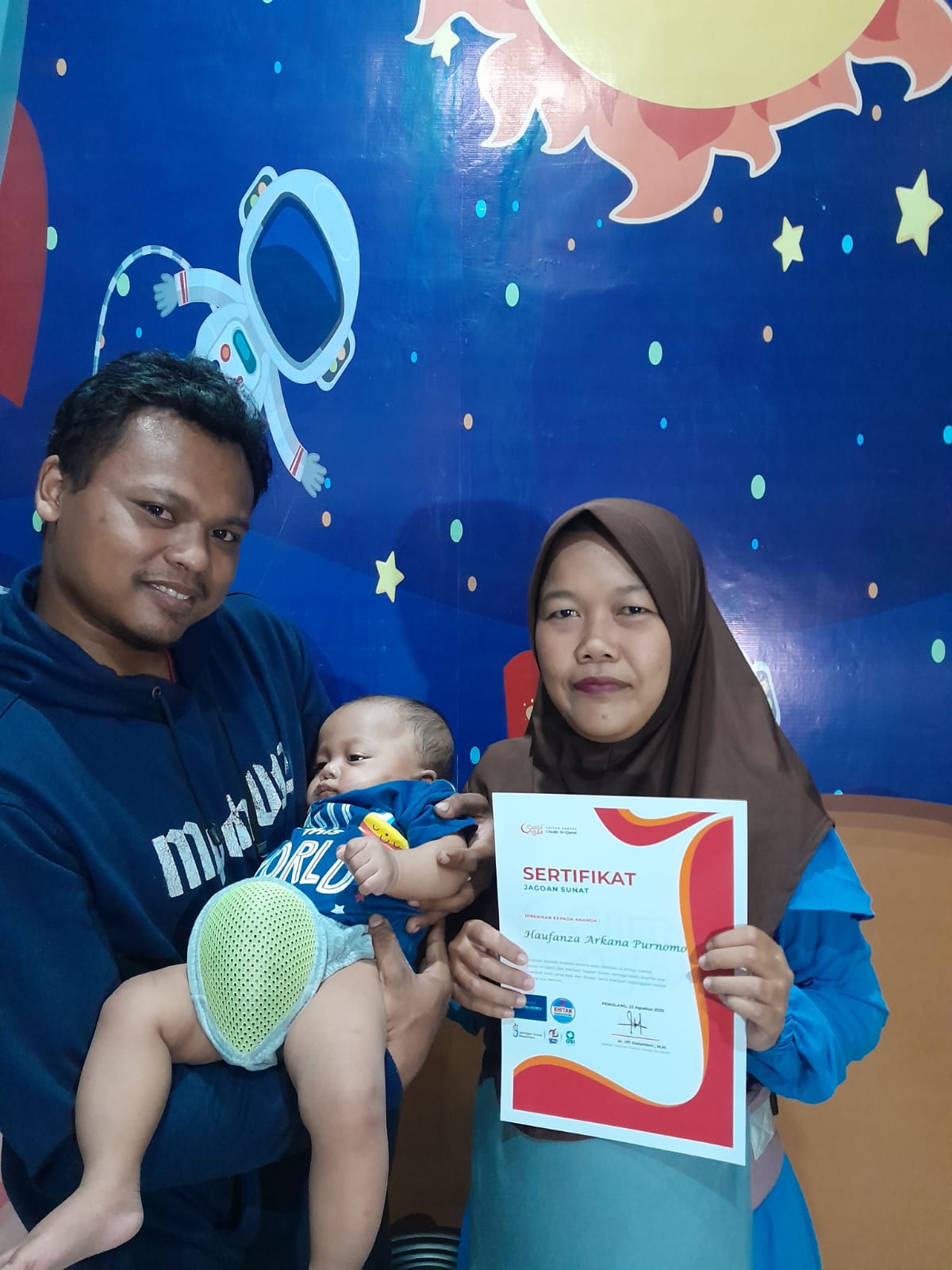 Sentuhan lembut tangan dokter ofi pada sunat bayi di KHITAN CENTRE UWAIS AL QARNI PEMALANG