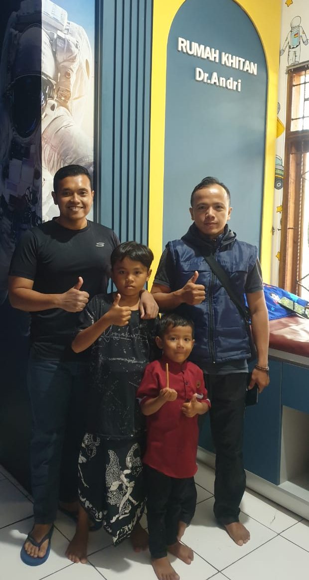 Solusi mudah dan cepat dalam mengatasi masalah fimosis pada anak di Rumah Khitan Dr. Andri Jrebeng