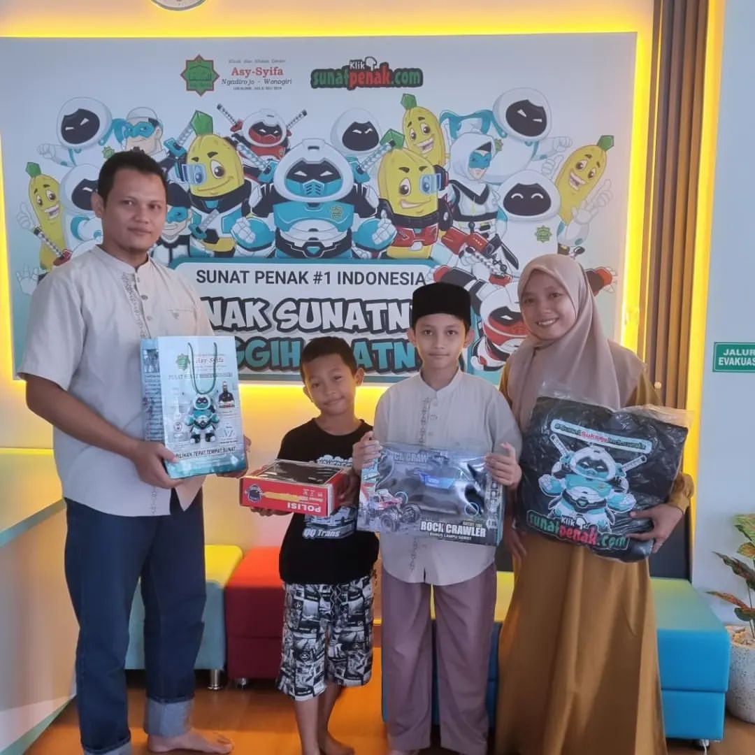 Kebahagiaan Terpancar Dari Keluarga Khairul Wahyu Affandi Karena Telah Melaksanakan Sunat Putranya di klinik dan Khitan Center Asy Syifa Ngadirojo Wonogiri - 0812 2641 127