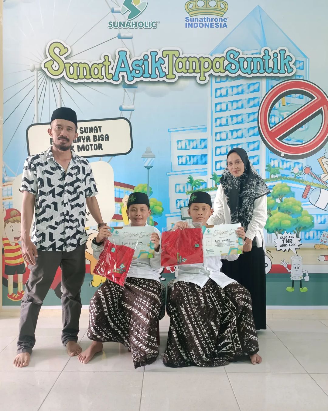 Sunat Lebih Berkesan Sunat Lebih Berkesan Bareng Teman dan Saudara di Sunaholic - 0812 1770 7788