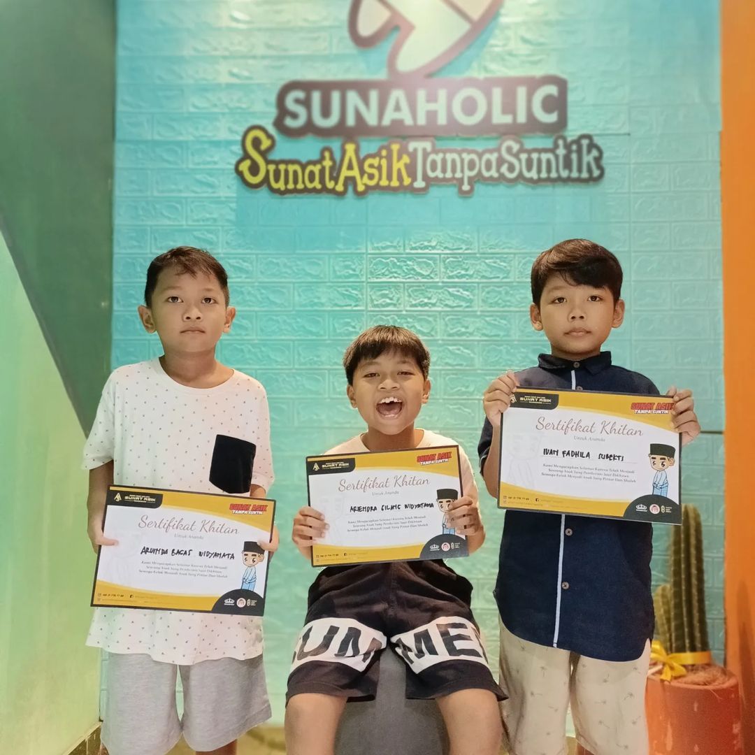 Sunat Bareng Teman di Sunaholic Kebersamaan Yang Indah Sunat Bareng Teman di Sunaholic - 0812 1770 7788