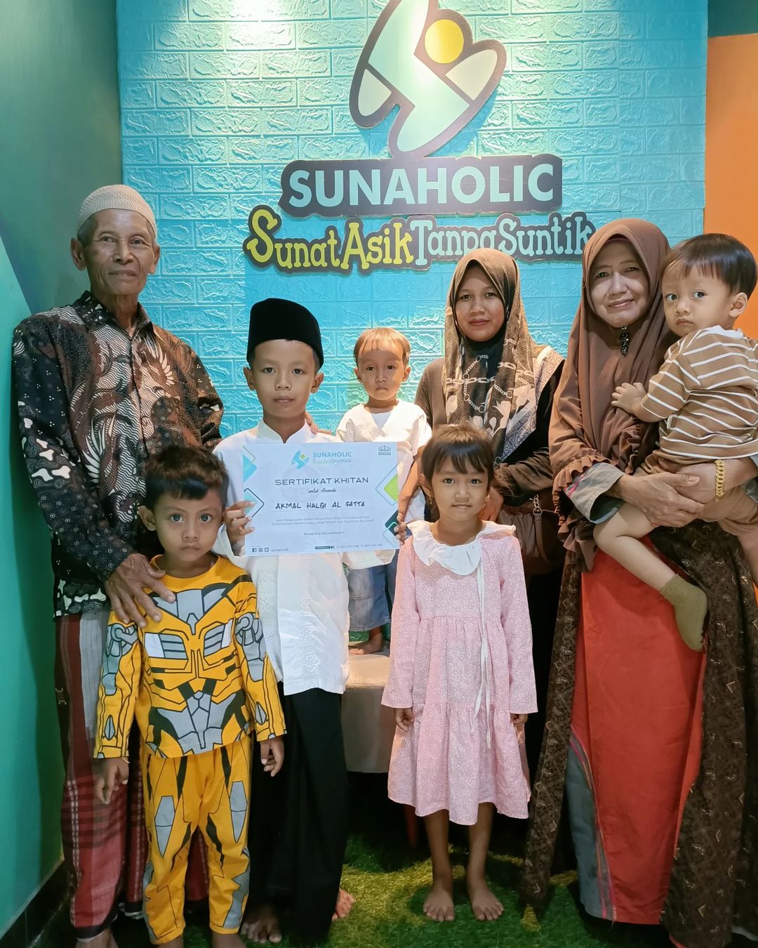 Menjalani Tradisi Sunat Bersama Keluarga di Klinik Sunaholic - 0812 1770 7788