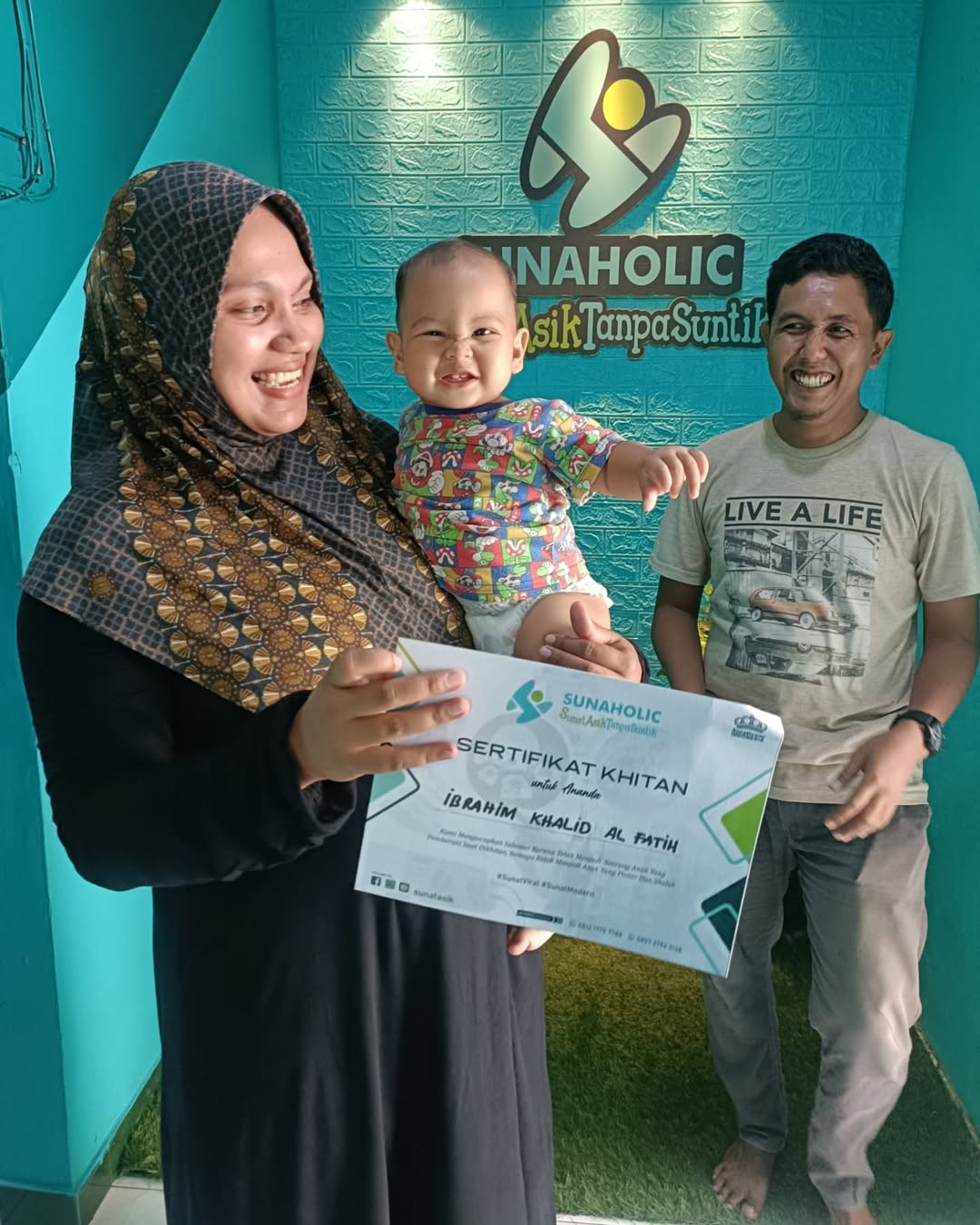 Keceriaan Orang Tua Keceriaan Orang Tua Yang Telah Melaksanakan Sunat Buah Hatinya di Sunaholic - 0812 1770 7788